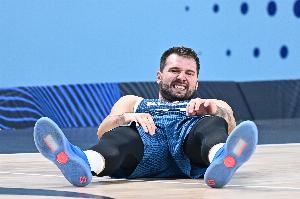 德甲-消息人士：东契奇首节返回更衣室 是去活动自己的四头肌